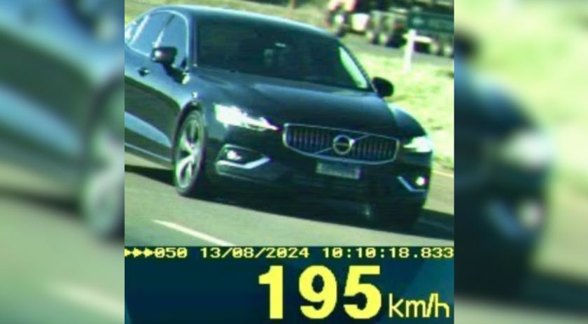Carro de luxo é flagrado a 195 km/h em rodovia do Paraná