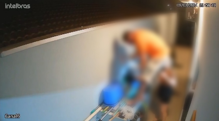 Homem morre após levar tiro no rosto ao espiar por cima do muro a casa vizinho