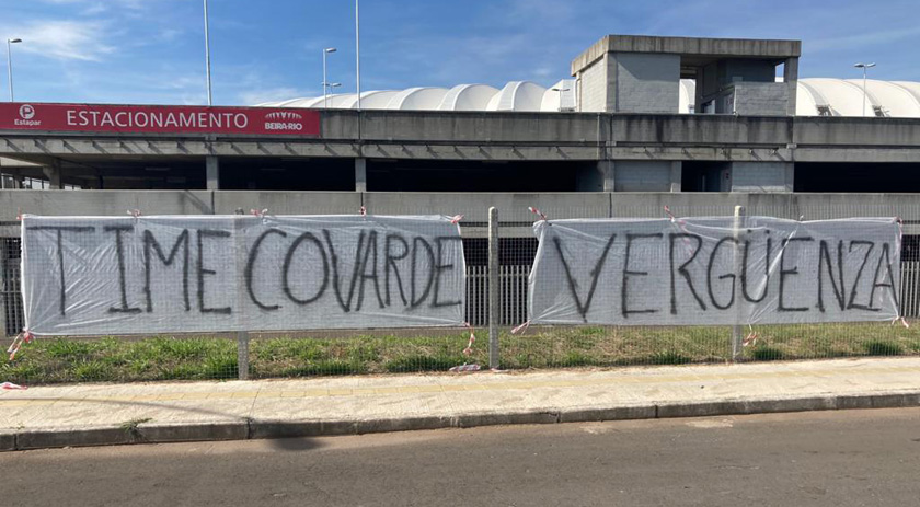 Torcida colorada protesta em frente ao CT Parque Gigante