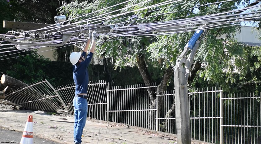 Equipes da Copel trabalham para recompor redes após temporal de domingo