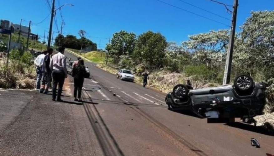 Jeep capota sobre a via após colisão