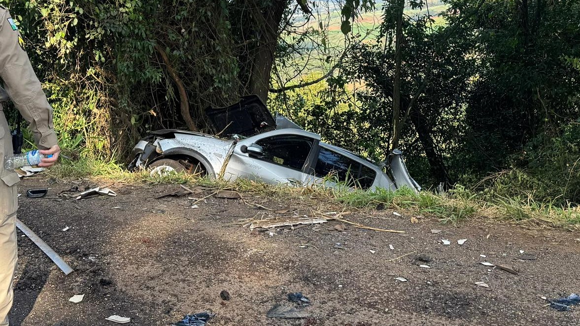 Grave colisão na PR-483 deixa duas pessoas mortas