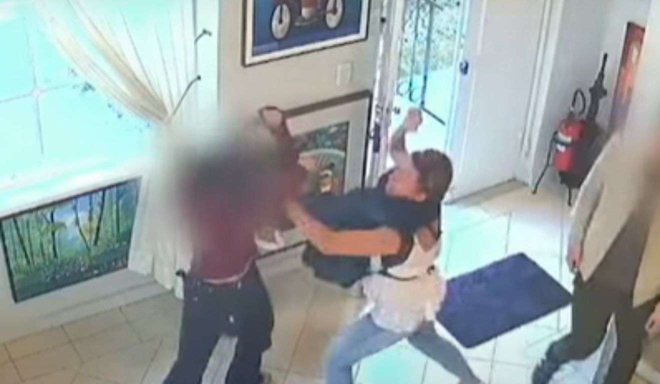 Mulher que agrediu jovem por não usar sutiã teria atacado outra por tênis sujo