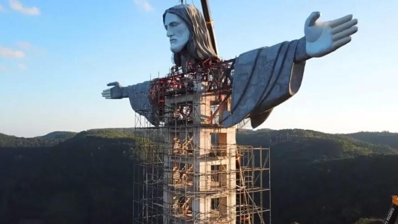 Estátua de Cristo no RS recebe braços e rosto; monumento tem 43 metros