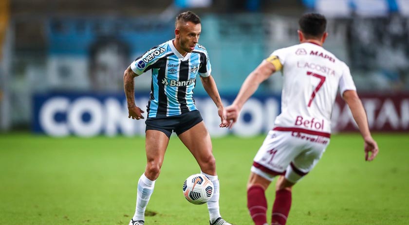 Gre-Nal vira batismo para Rafinha no Grêmio, enquanto colorados lutam por redenção