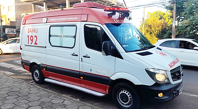 Homem fica ferido após motocicleta ser atingida por carro