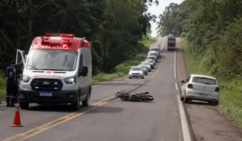 Homem fica gravemente ferido após colisão entre moto e carro na PR-281