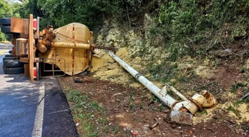 Carreta carregada com ração tomba na PR-281 em Santa Izabel do Oeste