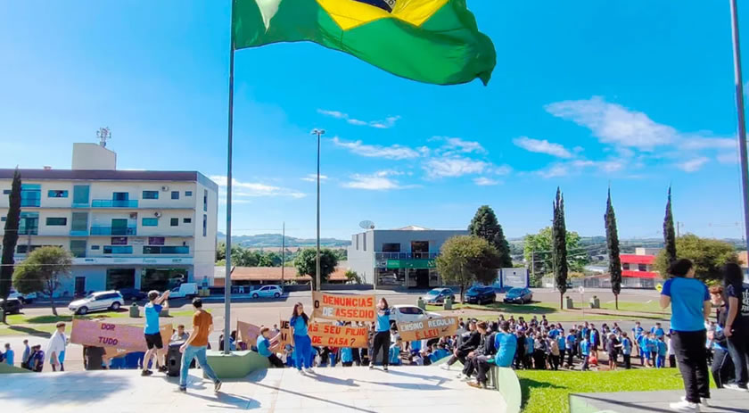 Estudantes fazem manifestação
