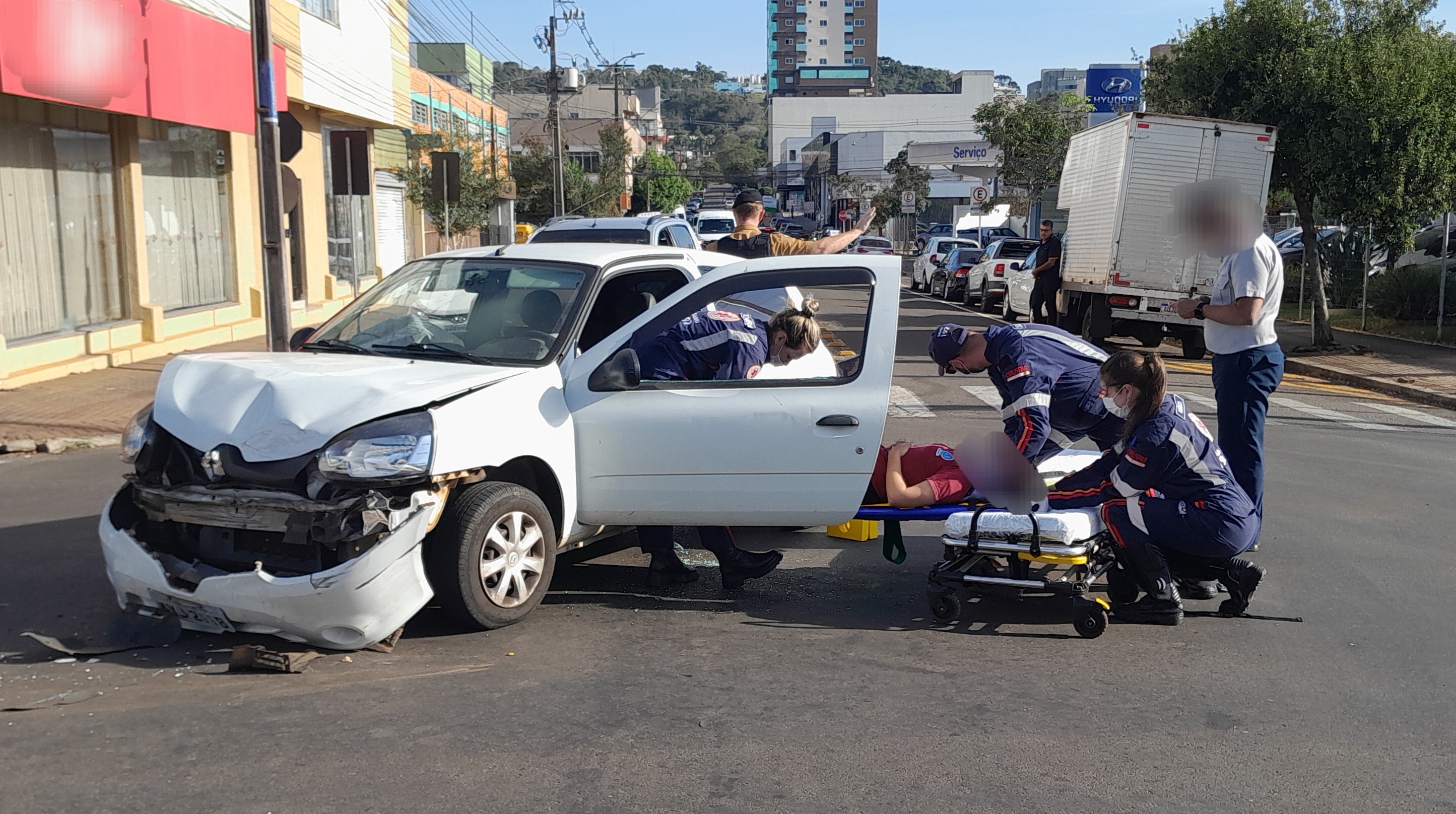 Mulher fica ferida em colisão envolvendo carro e van
