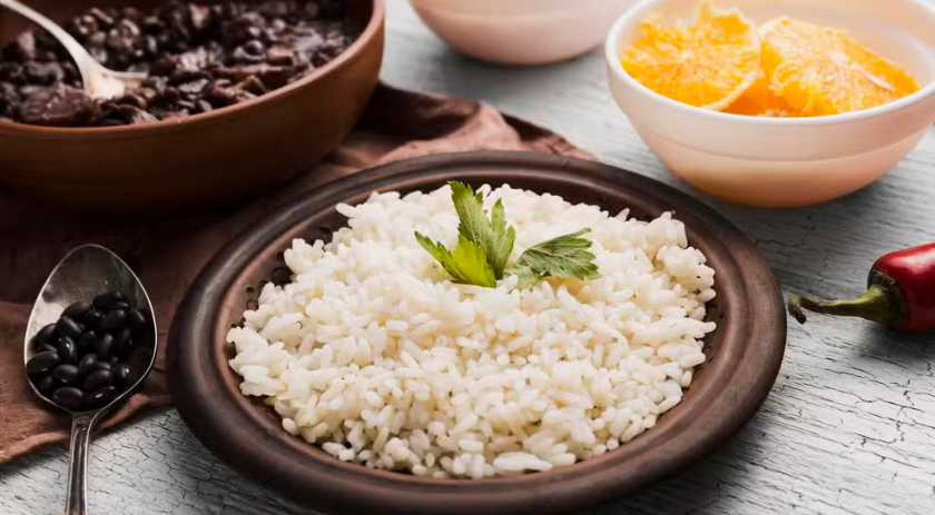 Brasileiros estão comendo cada vez menos arroz e feijão: entenda os motivos