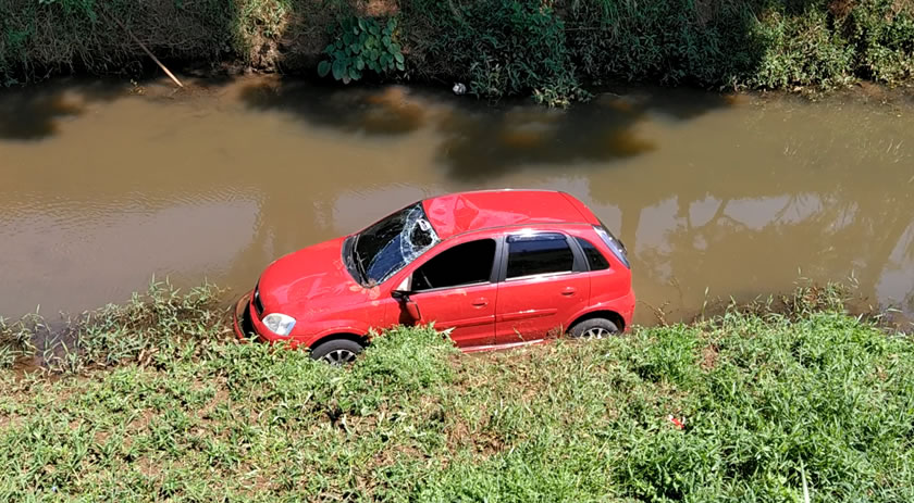 Carro cai dentro do rio Lonqueador, após acidente de trânsito