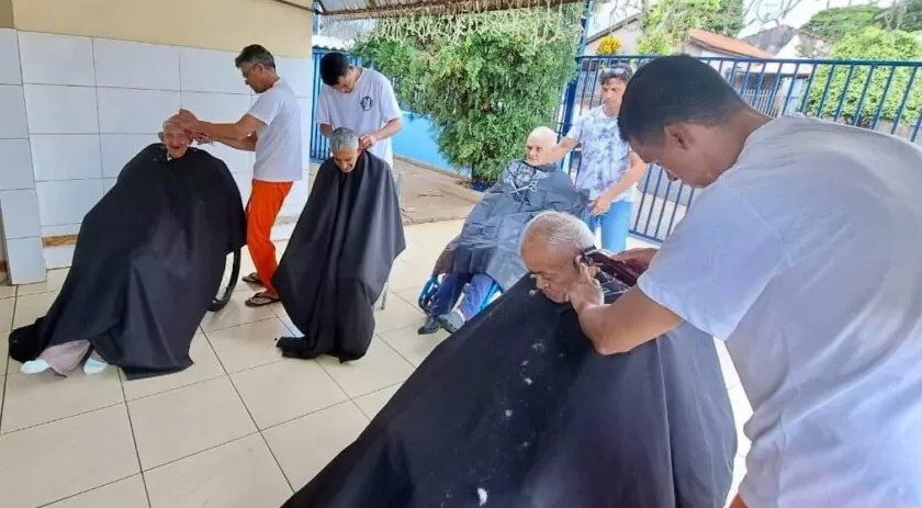 Homens privados de liberdade realizam trabalho de cortes de cabelo e barba em asilo