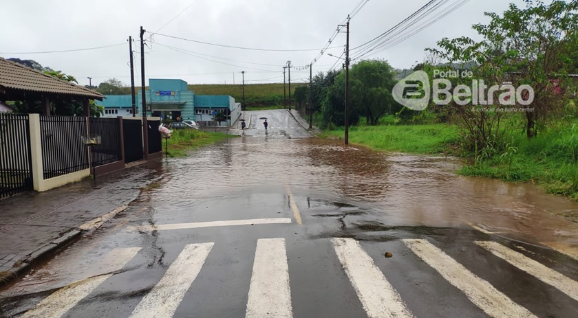 Alagamento é registrado em rua do bairro Sadia