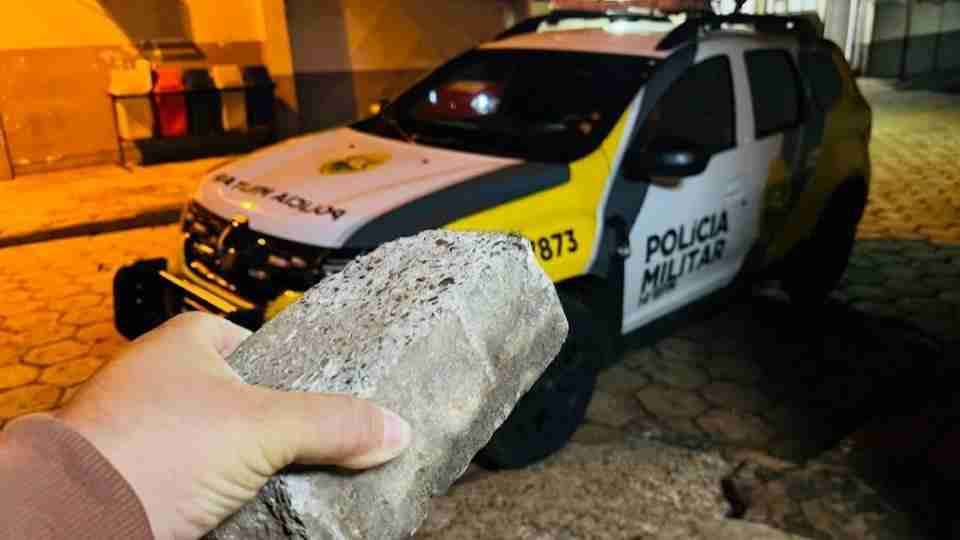 Sargento do Choque é agredido com paver na cabeça