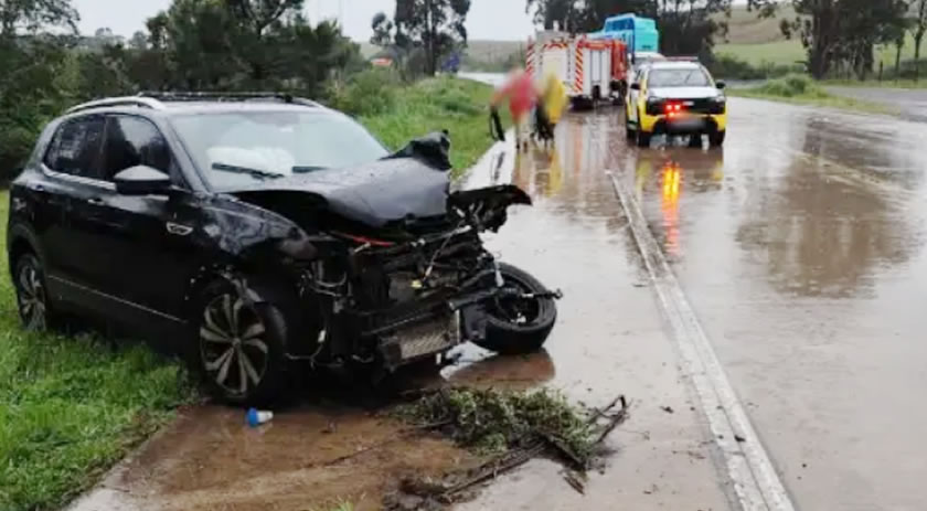 Mulher fica ferida após carro sair da pista e bater contra árvore