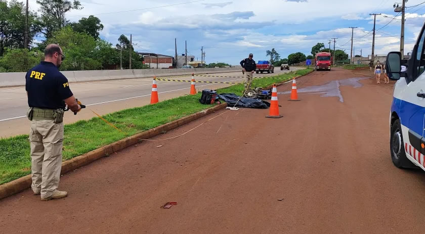 Adolescente de 17 anos morre ao bater moto na traseira de caminhão na BR-163
