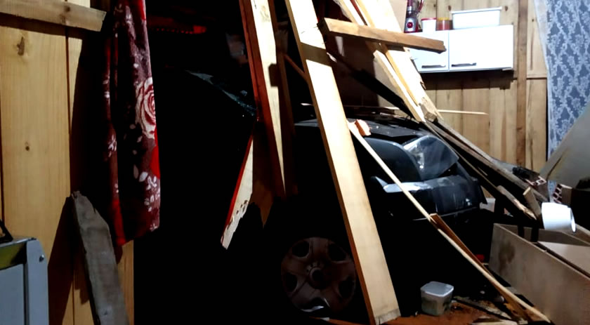 Geladeira, cozinha e pertences foram destruídos por carro que invadiu imóvel em Beltrão