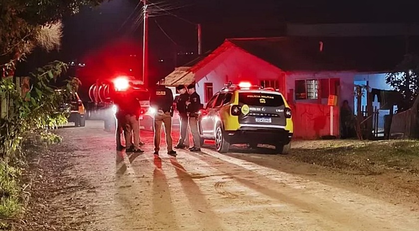 Jovem que estava sendo agressivo com a família fere Policial Militar e acaba morto