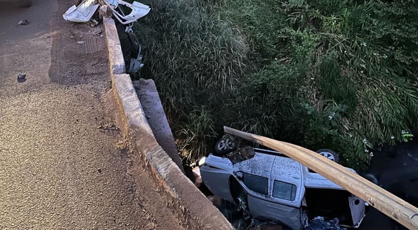 Durante fuga, caminhonete carregada com cigarros cai em rio; condutor fugiu