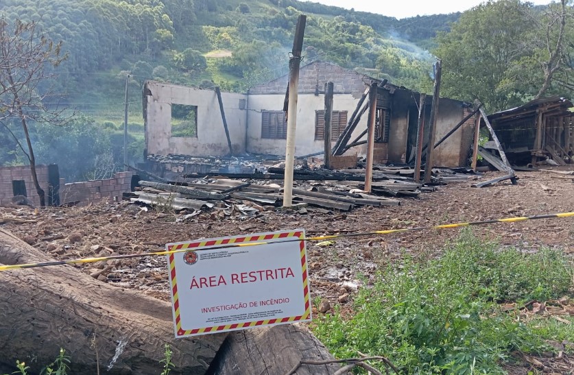 Incêndio destrói residência no interior e mobiliza bombeiros