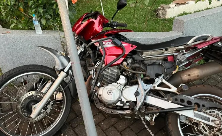 Homem sofre suspeita de fratura na perna após colisão entre carro e moto no bairro Guanabara