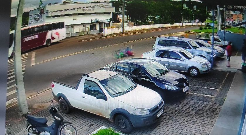 Câmera flagra atropelamento no bairro São Cristóvão