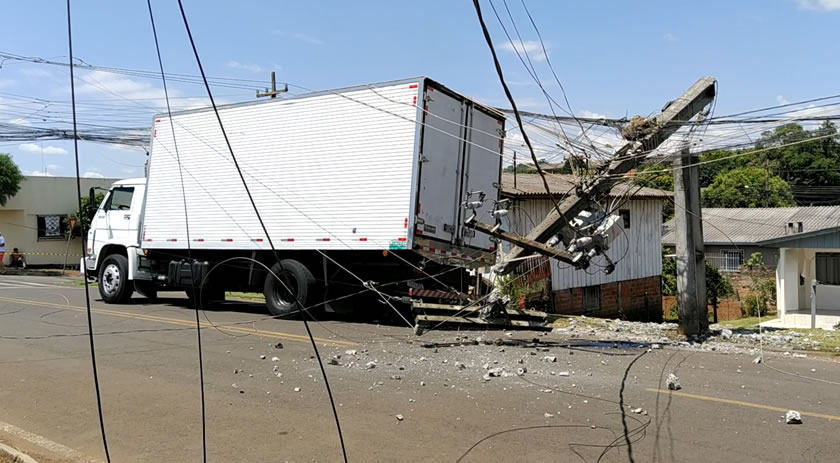 Parte do bairro Cristo Rei fica sem energia, após caminhão bater em poste