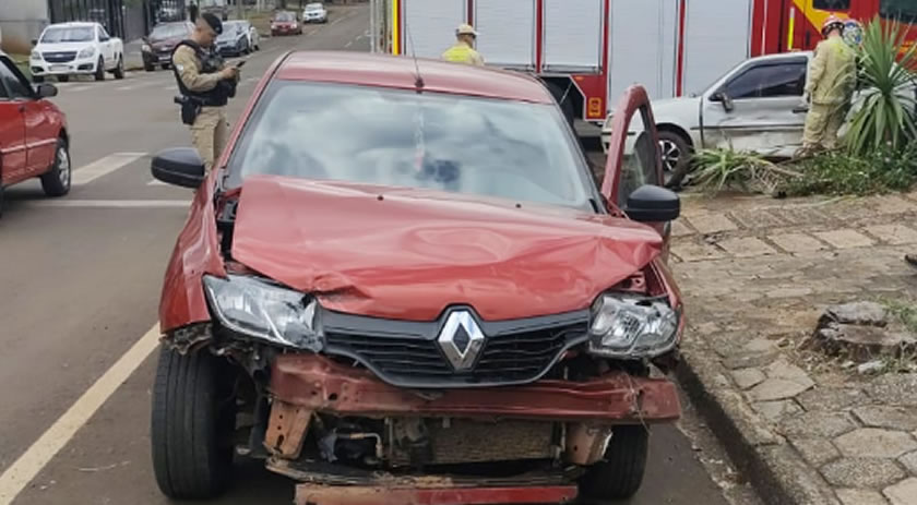 Homem fica ferido após colisão entre dois carros