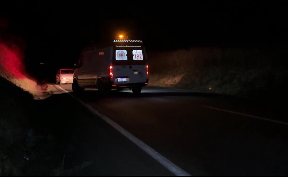 Carro abandonado ocasiona colisão na BR-163