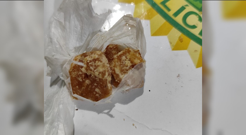 Homem finge passar mal enquanto é preso por posse de drogas durante patrulhamento da Polícia Militar