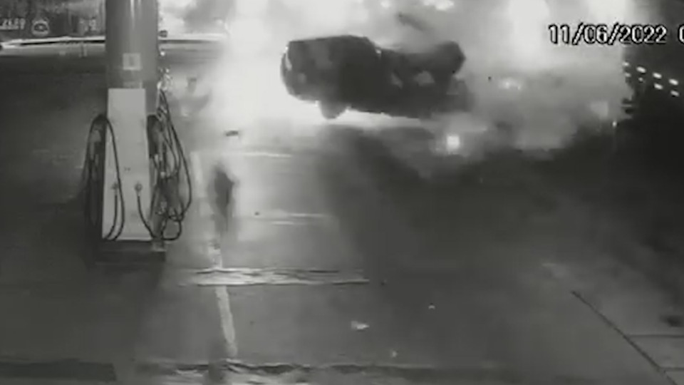 Empresário morre ao bater BMW em um caminhão parado