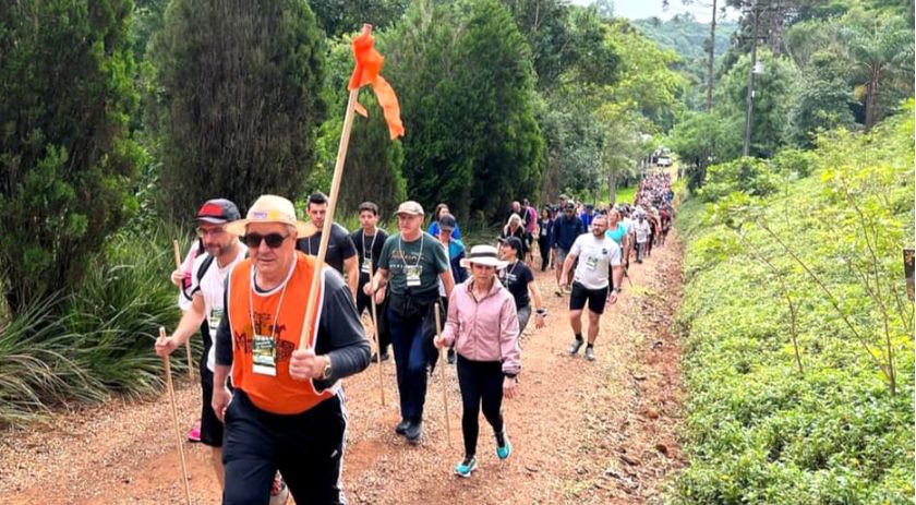 Caminhada na natureza no Rio Tuna reúne em torno de 250 pessoas