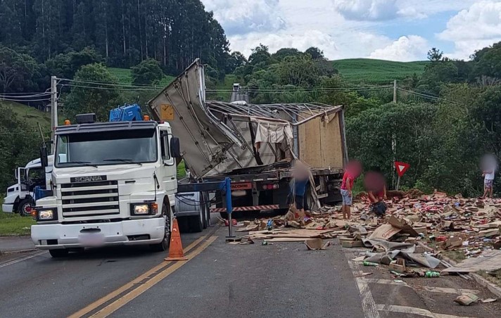 Caminhão tomba e deixa um ferido na PRC-158