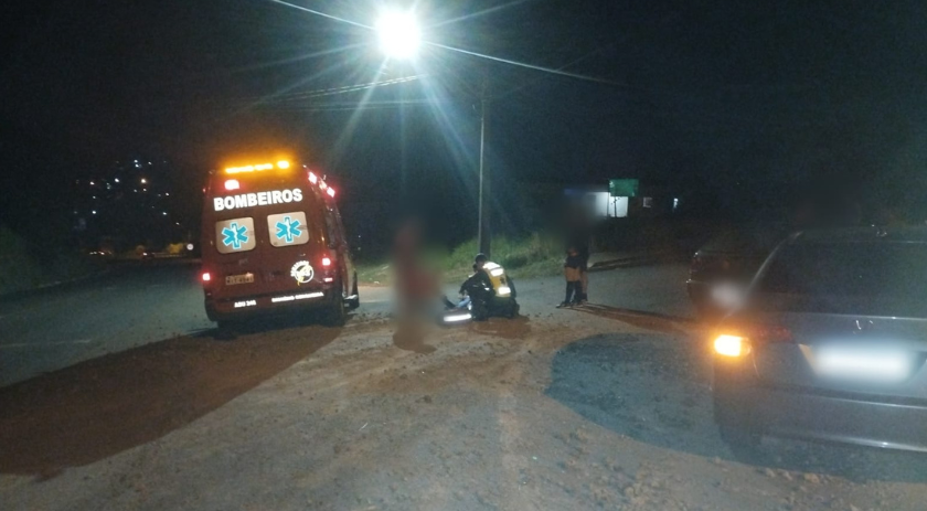 Pedras soltas na pista ocasionam queda de moto em Barracão