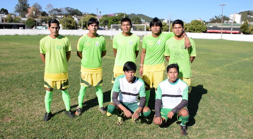 O sonho de ser jogador de futebol traz jovens índios xavantes para Beltrão