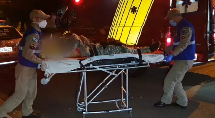 Homem leva "capacetada" após passar a mão nas nádegas de mulher em bar