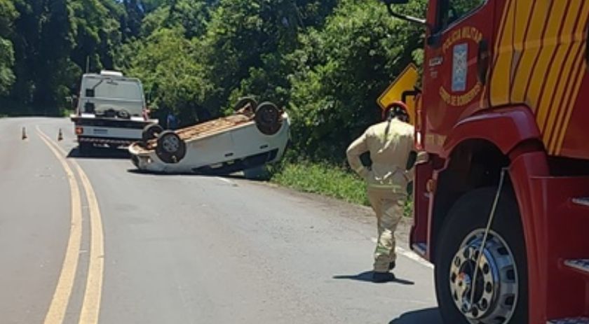 Duas pessoas e cachorro ficam feridos em capotamento, na PR 180
