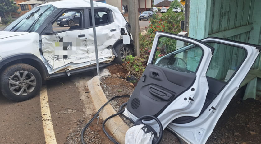Dois homens ficam gravemente feridos em colisão entre carro e caminhão na SC-305