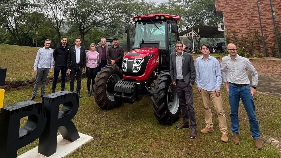 Curso de Agronomia recebe trator para aulas práticas