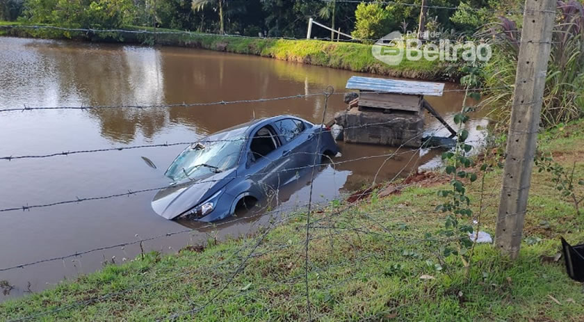 Veículo para dentro de açude após acidente no bairro Água Branca