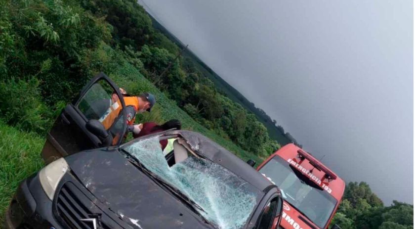 Mulher fica ferida após carro ser atingido por peça que caiu de caminhão