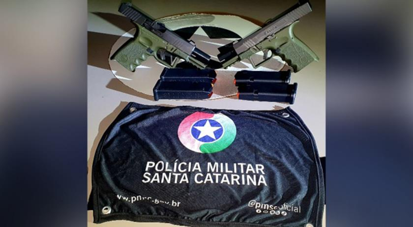 PM encontra armas de fogo escondidas em lixeira de ônibus