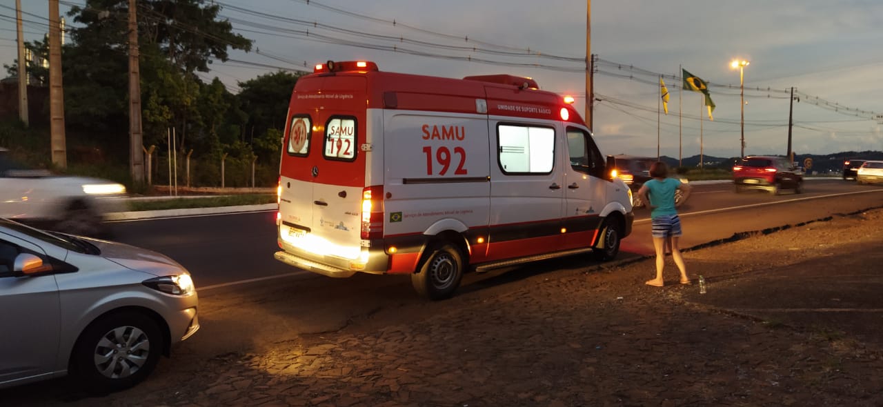 Motociclista atropela mulher e foge sem prestar socorro