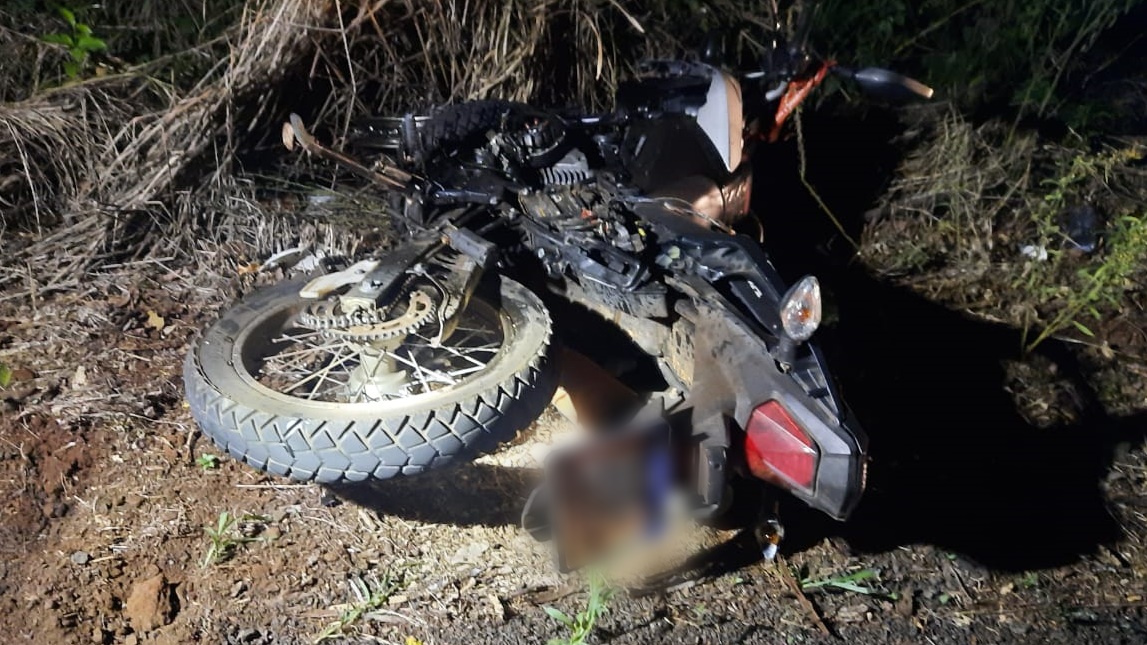 Mulher morre em colisão frontal entre carro e motocicleta na PR-471