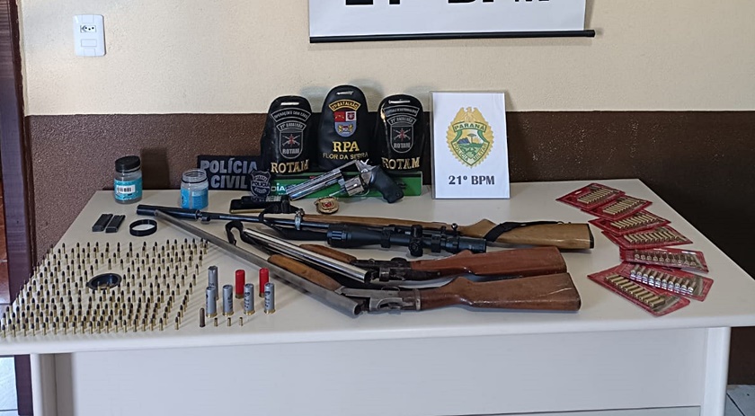 Homem é detido com armas e munições após forças policiais cumprirem mandados de busca e apreensão