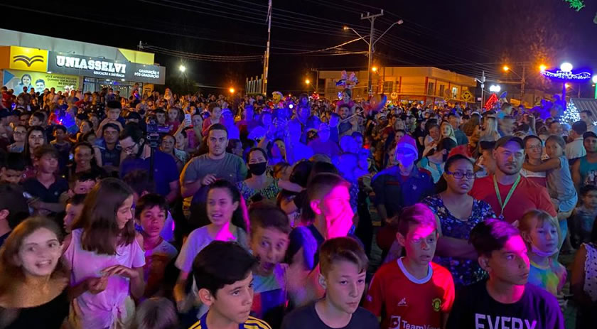 População lotou a Praça da Matriz para a abertura do Natal de Campo Erê