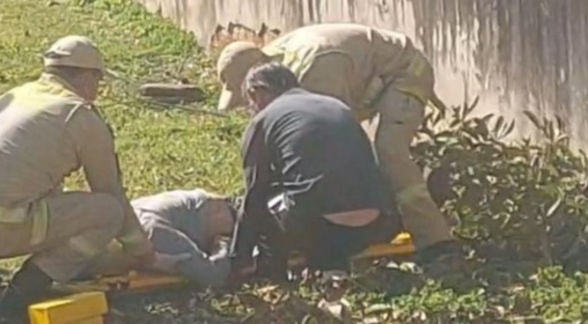Homem de 69 anos sofre queda durante poda de árvore