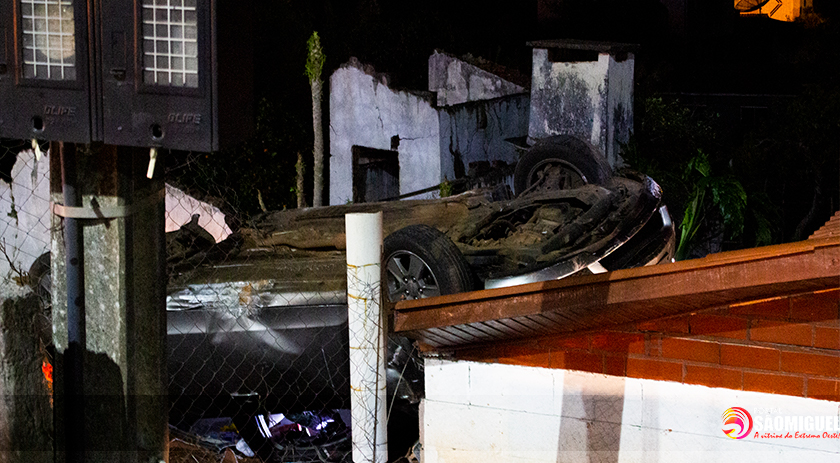 Carro capota e fica sobre residência na Willy Barth