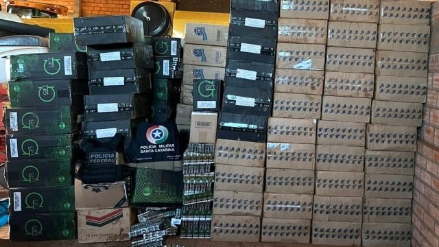 Polícia Federal e Polícia Militar apreendem 100 mil maços de cigarros contrabandeados